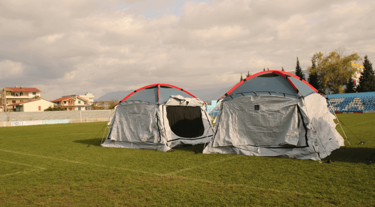 Çadrat për strehim të banorëve të Kamzës në hapësirat e stadiumit