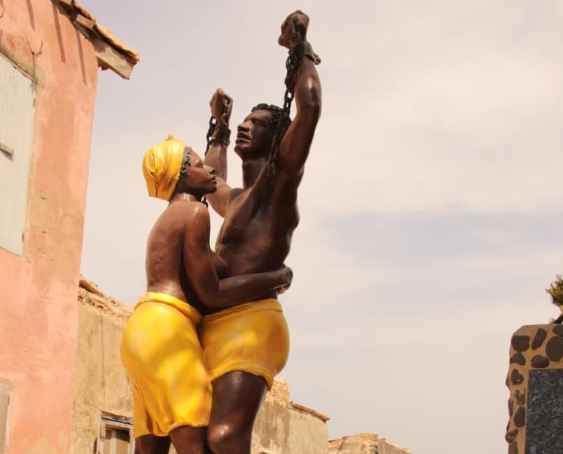 Statujë përkujtimore në ishullin e skllevërve Gorée, Senegal