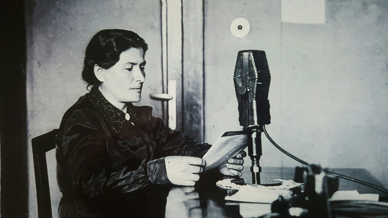 Në fotografi Kaliopi Plasari, folësja e parë në radio Tirana, vitet '30. 